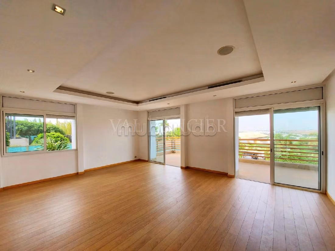 Se vende villa de lujo en Bouskoura Ville. 5 dormitorios. Chimenea, piscina