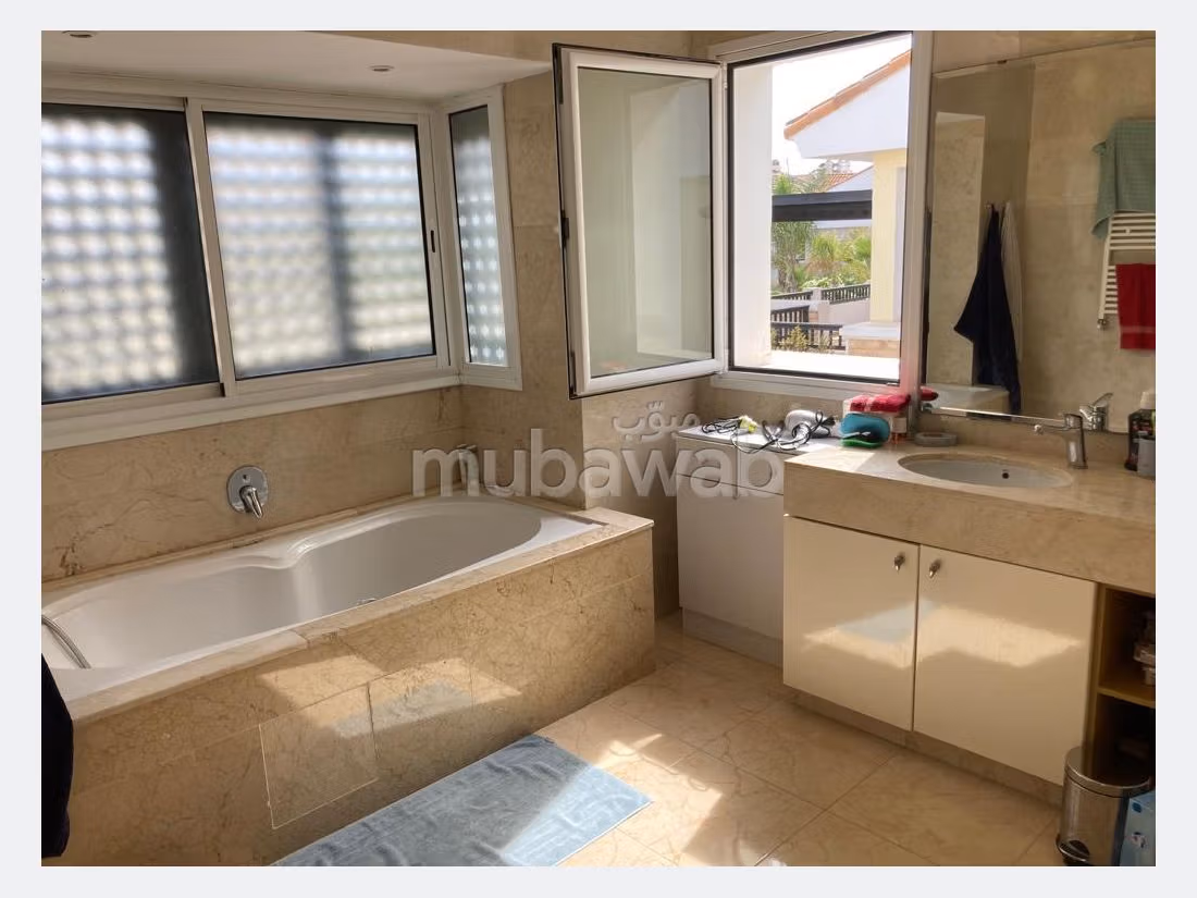 Villa's en luxe woningen om te kopen. 10 Ruimtes. Satellietschotel en beveiligingssysteem. 