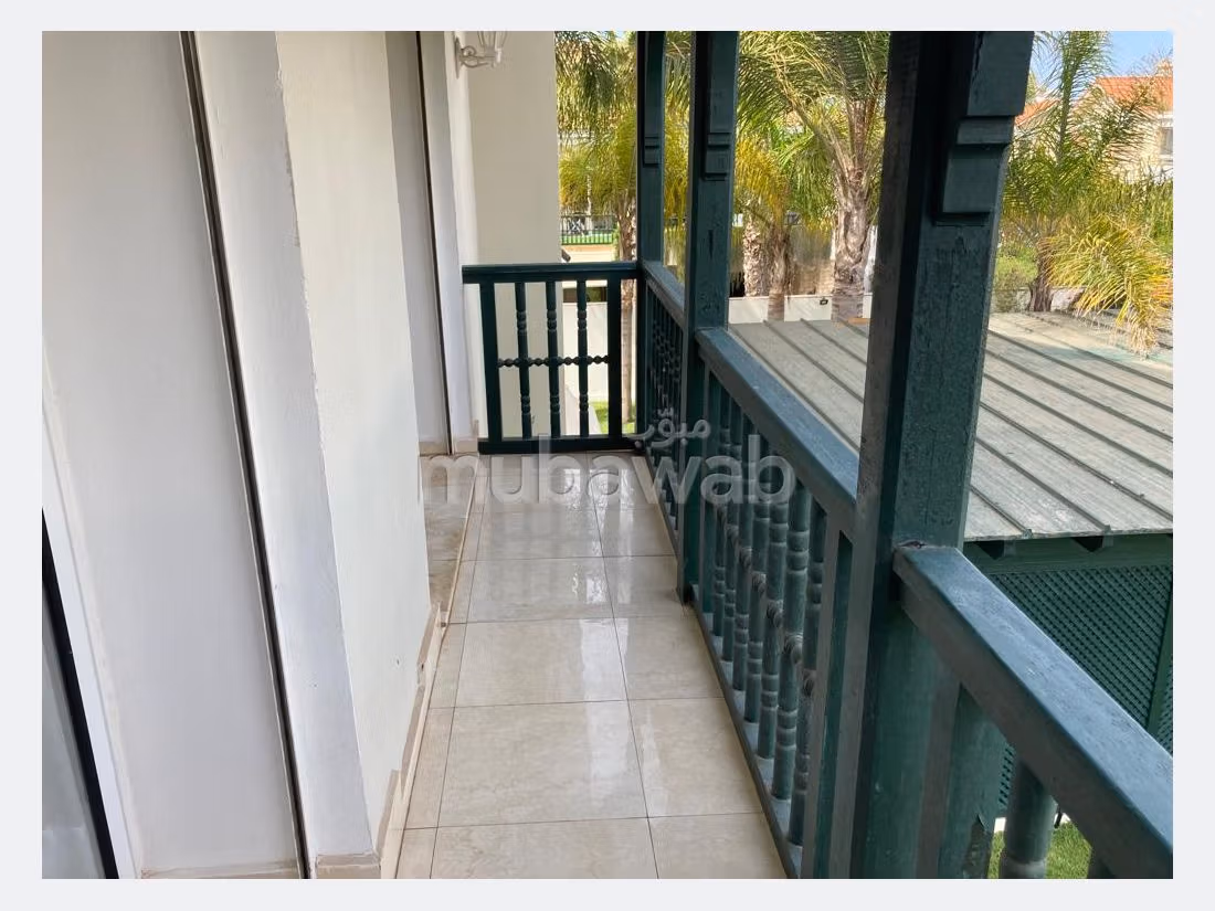 Villa's en luxe woningen om te kopen. 10 Ruimtes. Satellietschotel en beveiligingssysteem. 