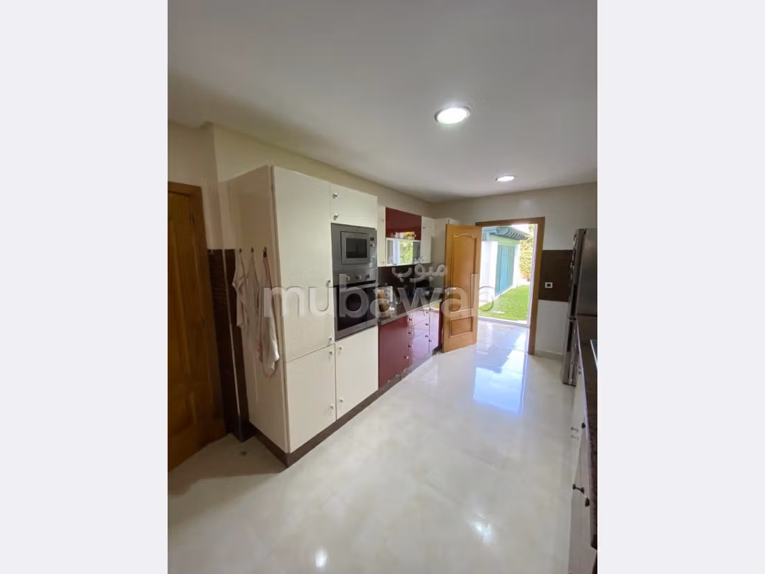 Villa's en luxe woningen om te kopen. 10 Ruimtes. Satellietschotel en beveiligingssysteem. 