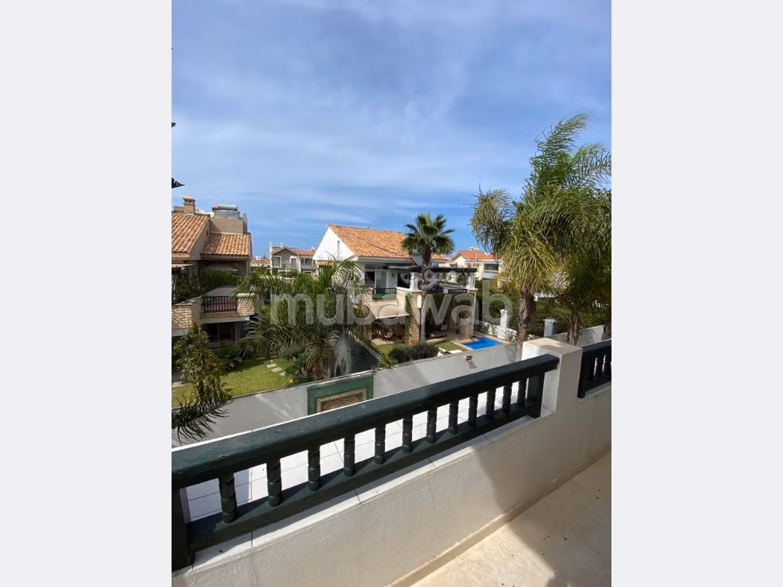 Villa's en luxe woningen om te kopen. 10 Ruimtes. Satellietschotel en beveiligingssysteem. 