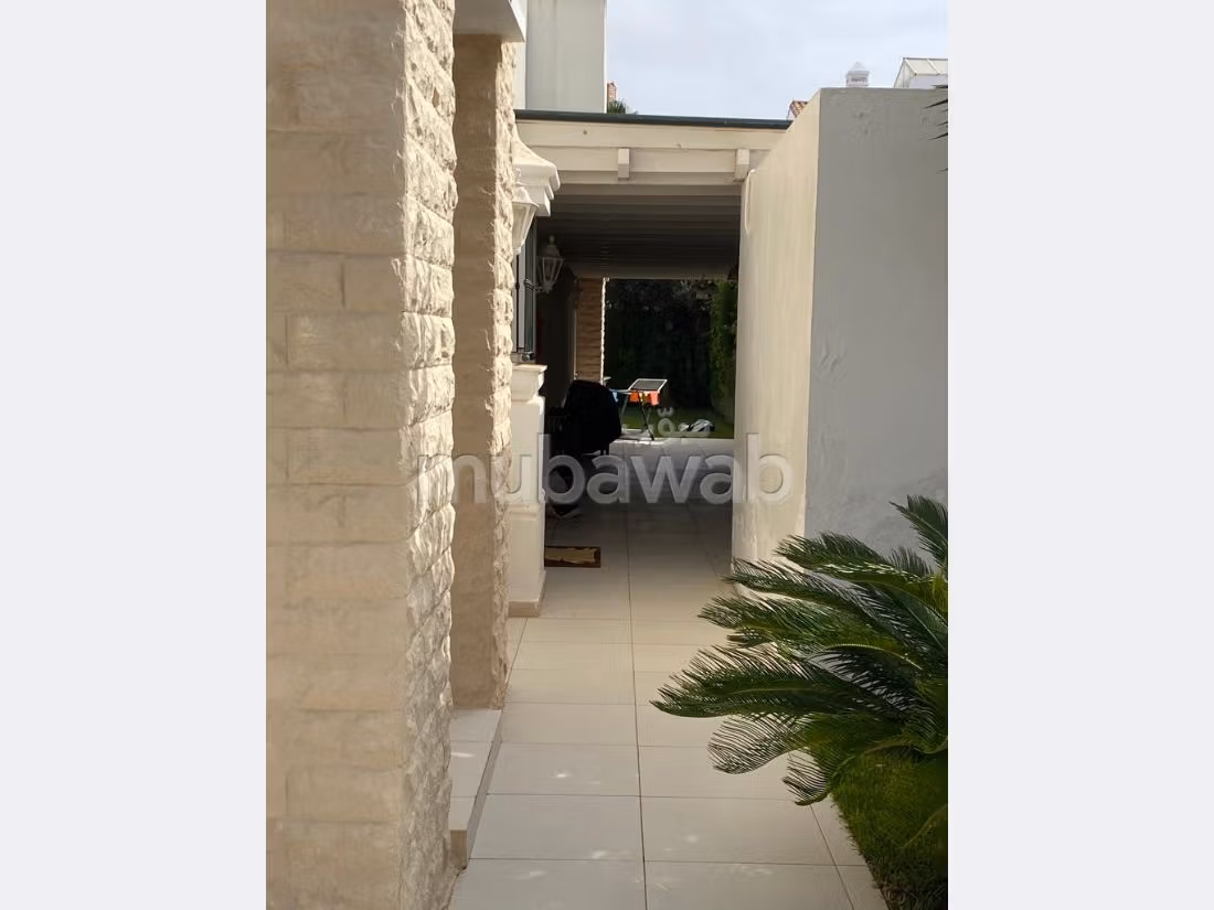 Villa's en luxe woningen om te kopen. 10 Ruimtes. Satellietschotel en beveiligingssysteem. 