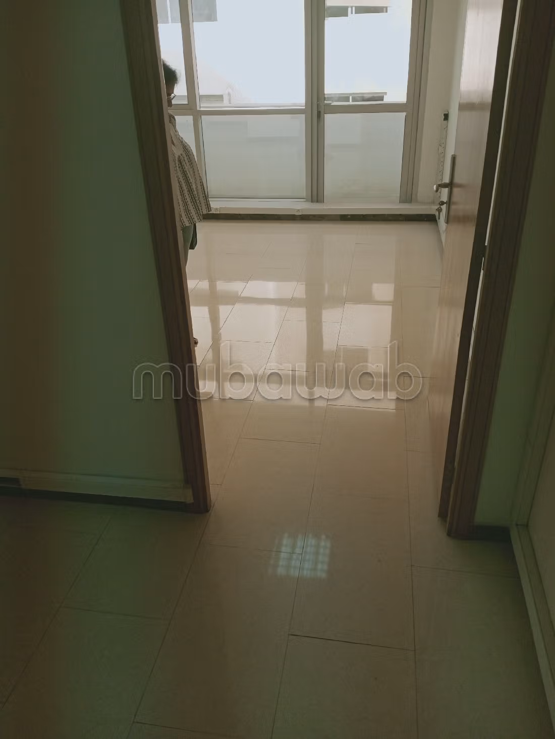 Kantoorruimte te huur in Les Hôpitaux. Totale oppervlakte 90 m². Dubbel glas en extra beveiligde deur.