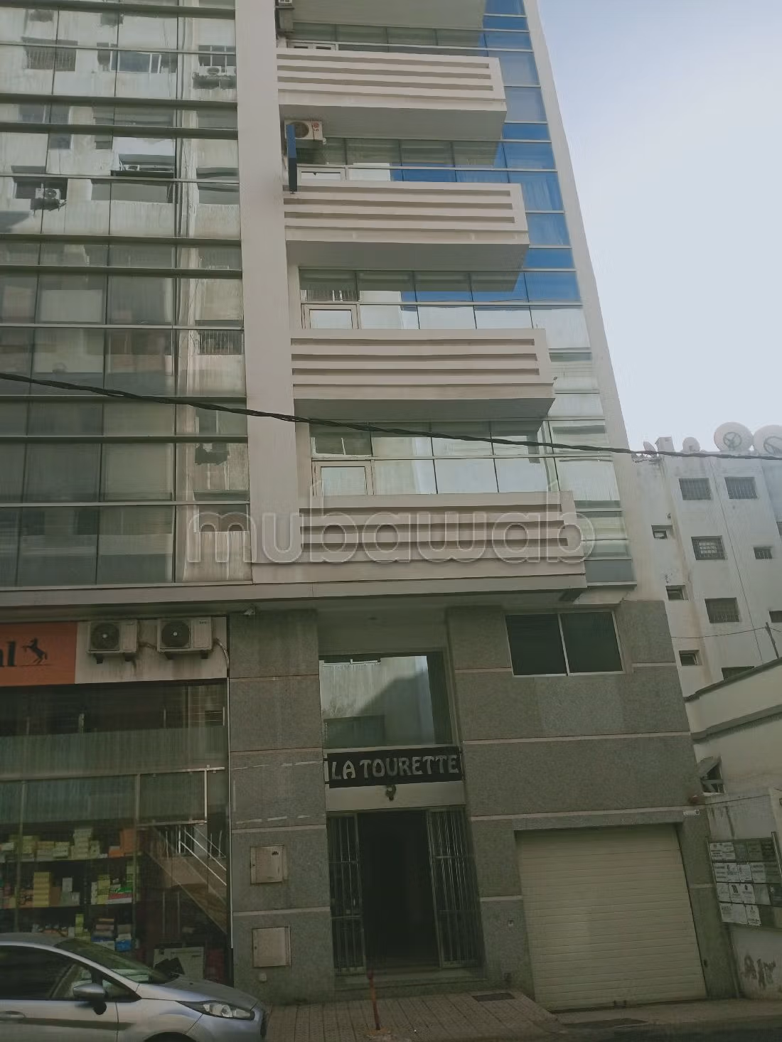 Kantoorruimte te huur in Les Hôpitaux. Totale oppervlakte 90 m². Dubbel glas en extra beveiligde deur.