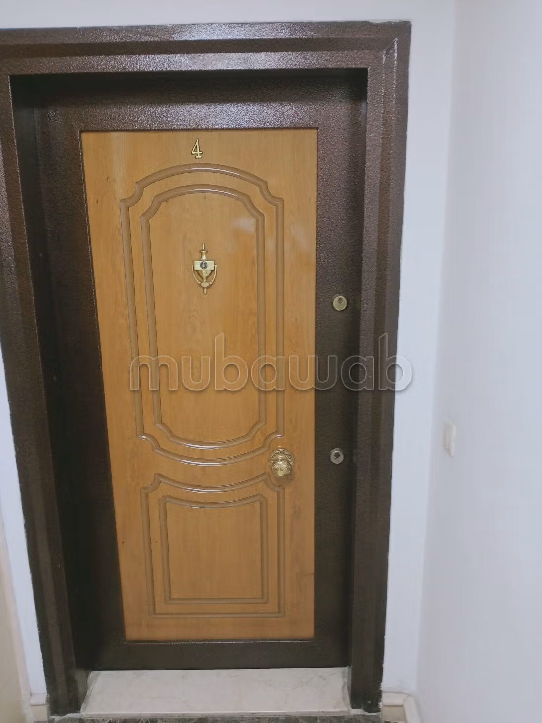 Kantoorruimte te huur in Les Hôpitaux. Totale oppervlakte 90 m². Dubbel glas en extra beveiligde deur.