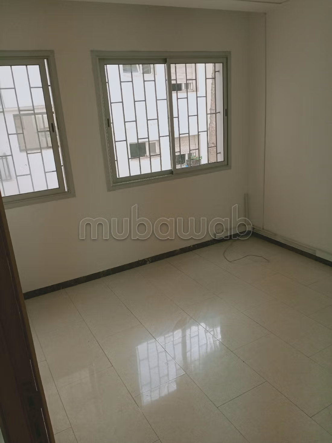 Kantoorruimte te huur in Les Hôpitaux. Totale oppervlakte 90 m². Dubbel glas en extra beveiligde deur.