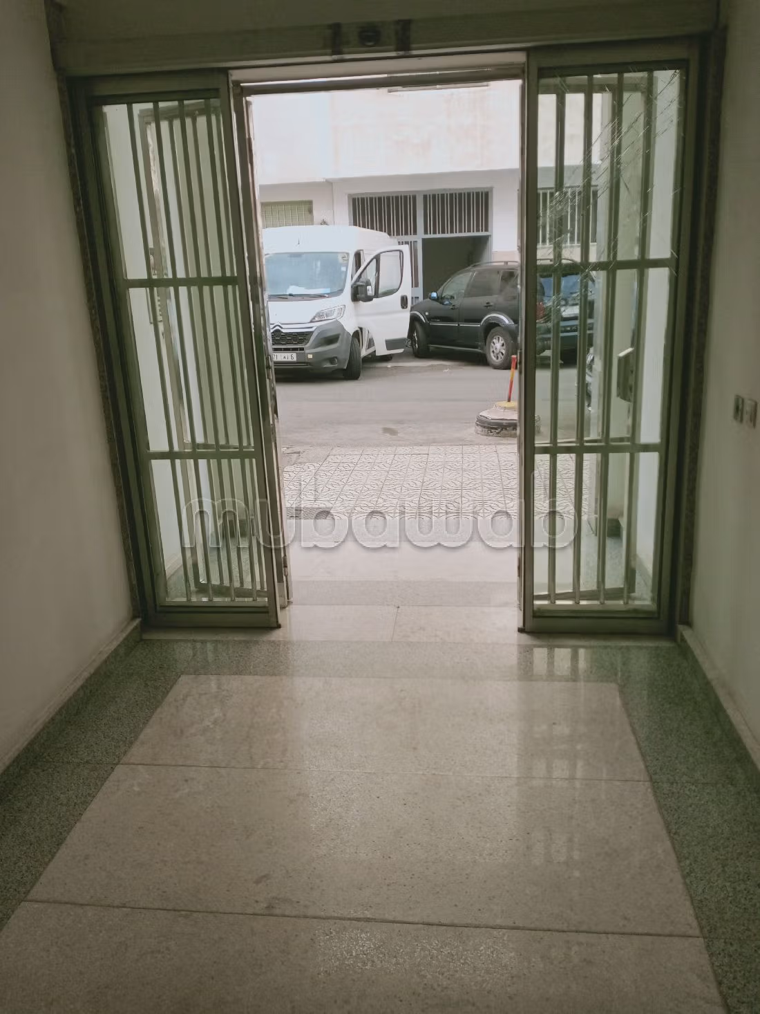 Kantoorruimte te huur in Les Hôpitaux. Totale oppervlakte 90 m². Dubbel glas en extra beveiligde deur.