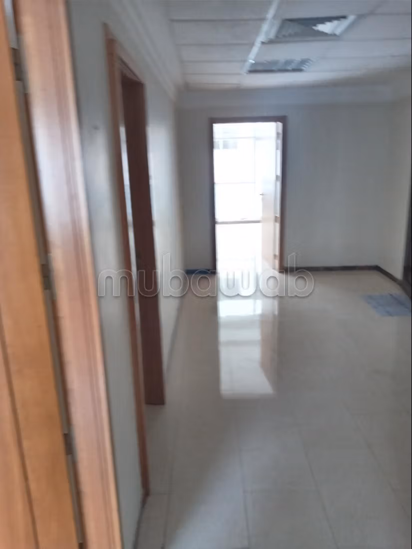 Kantoorruimte te huur in Les Hôpitaux. Totale oppervlakte 90 m². Dubbel glas en extra beveiligde deur.