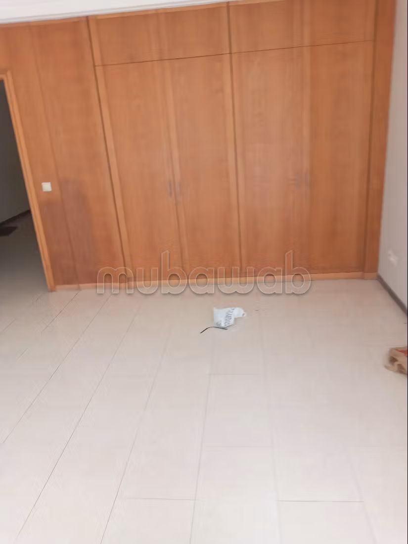 Kantoorruimte te huur in Les Hôpitaux. Totale oppervlakte 90 m². Dubbel glas en extra beveiligde deur.