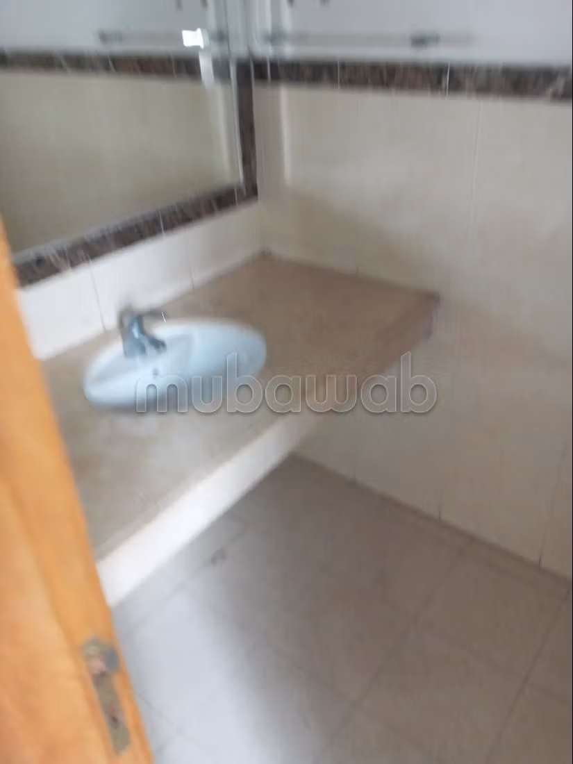Kantoorruimte te huur in Les Hôpitaux. Totale oppervlakte 90 m². Dubbel glas en extra beveiligde deur.