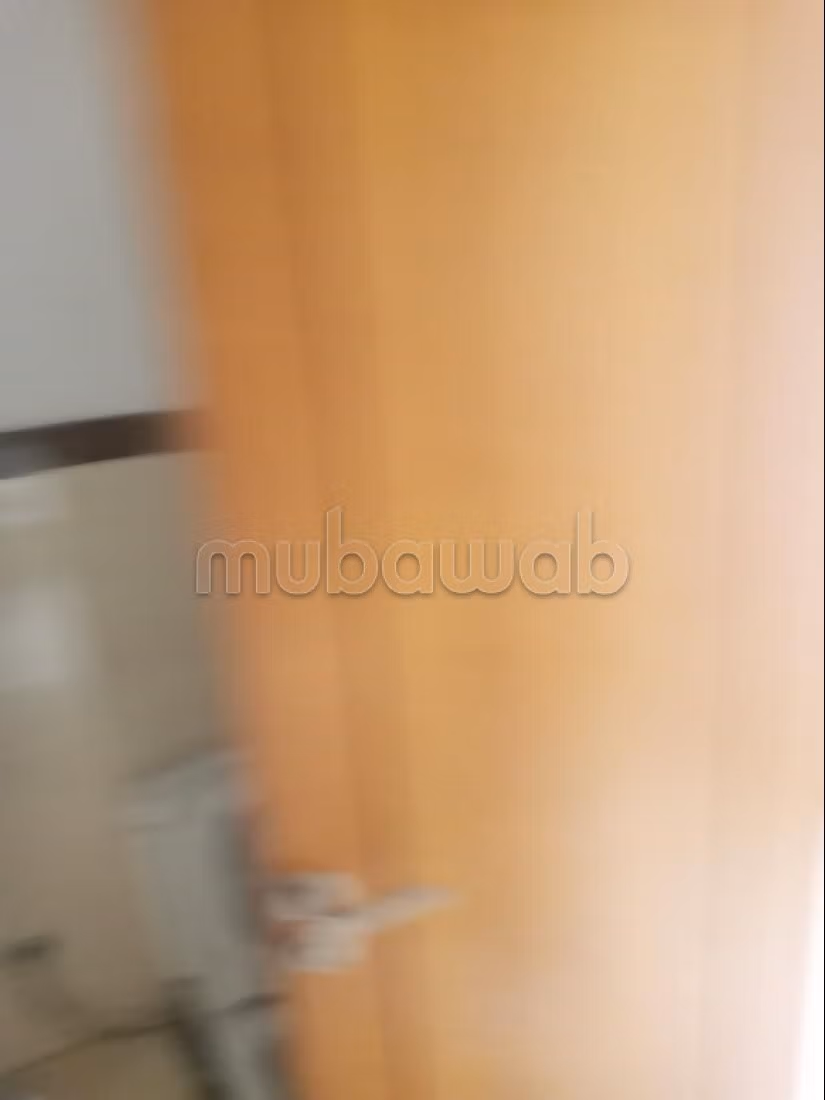 Kantoorruimte te huur in Les Hôpitaux. Totale oppervlakte 90 m². Dubbel glas en extra beveiligde deur.