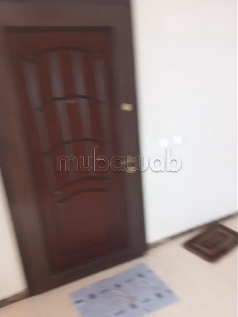Kantoorruimte te huur in Les Hôpitaux. Totale oppervlakte 90 m². Dubbel glas en extra beveiligde deur.