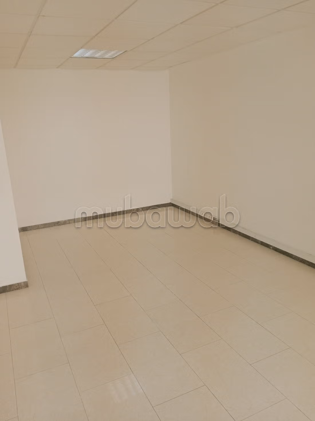 Kantoorruimte te huur in Les Hôpitaux. Totale oppervlakte 90 m². Dubbel glas en extra beveiligde deur.
