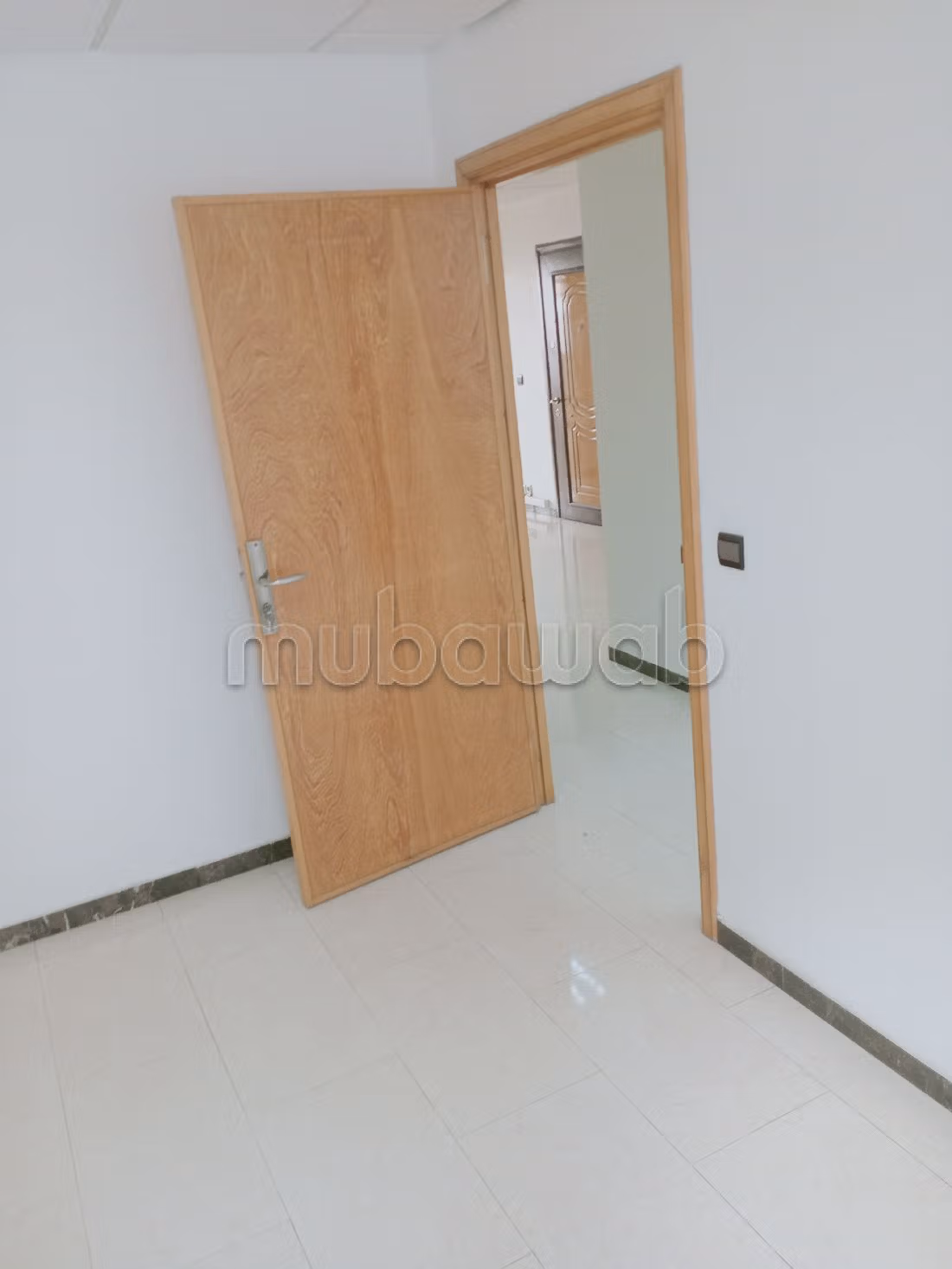 Kantoorruimte te huur in Les Hôpitaux. Totale oppervlakte 90 m². Dubbel glas en extra beveiligde deur.
