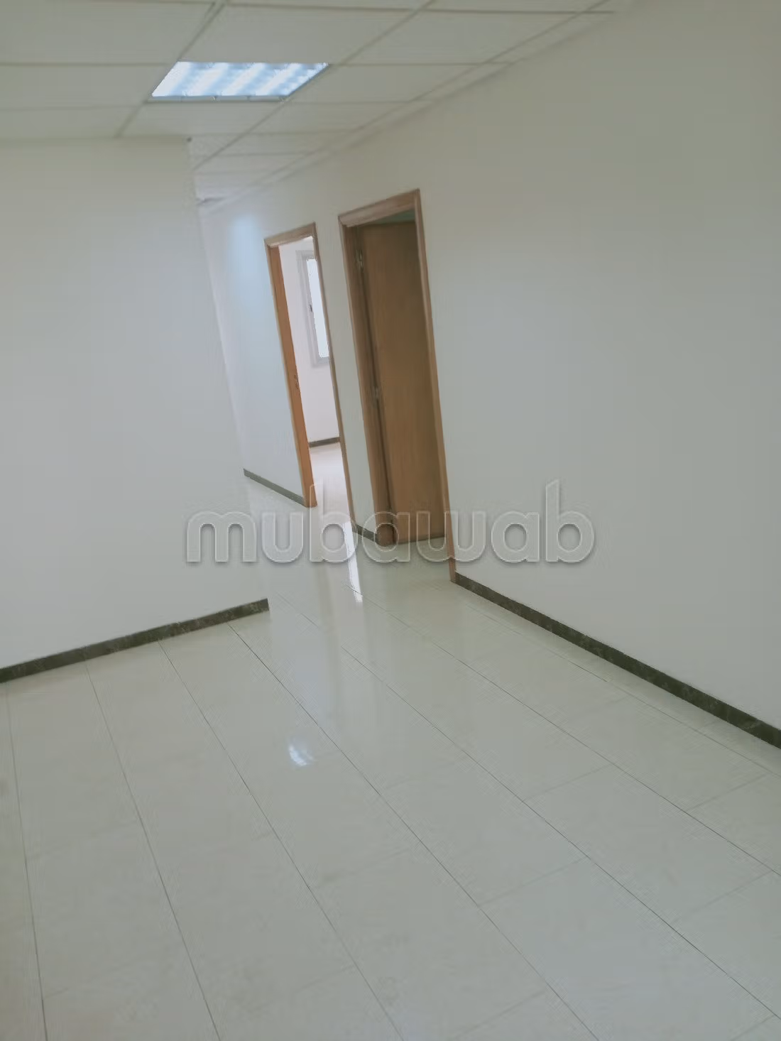 Kantoorruimte te huur in Les Hôpitaux. Totale oppervlakte 90 m². Dubbel glas en extra beveiligde deur.