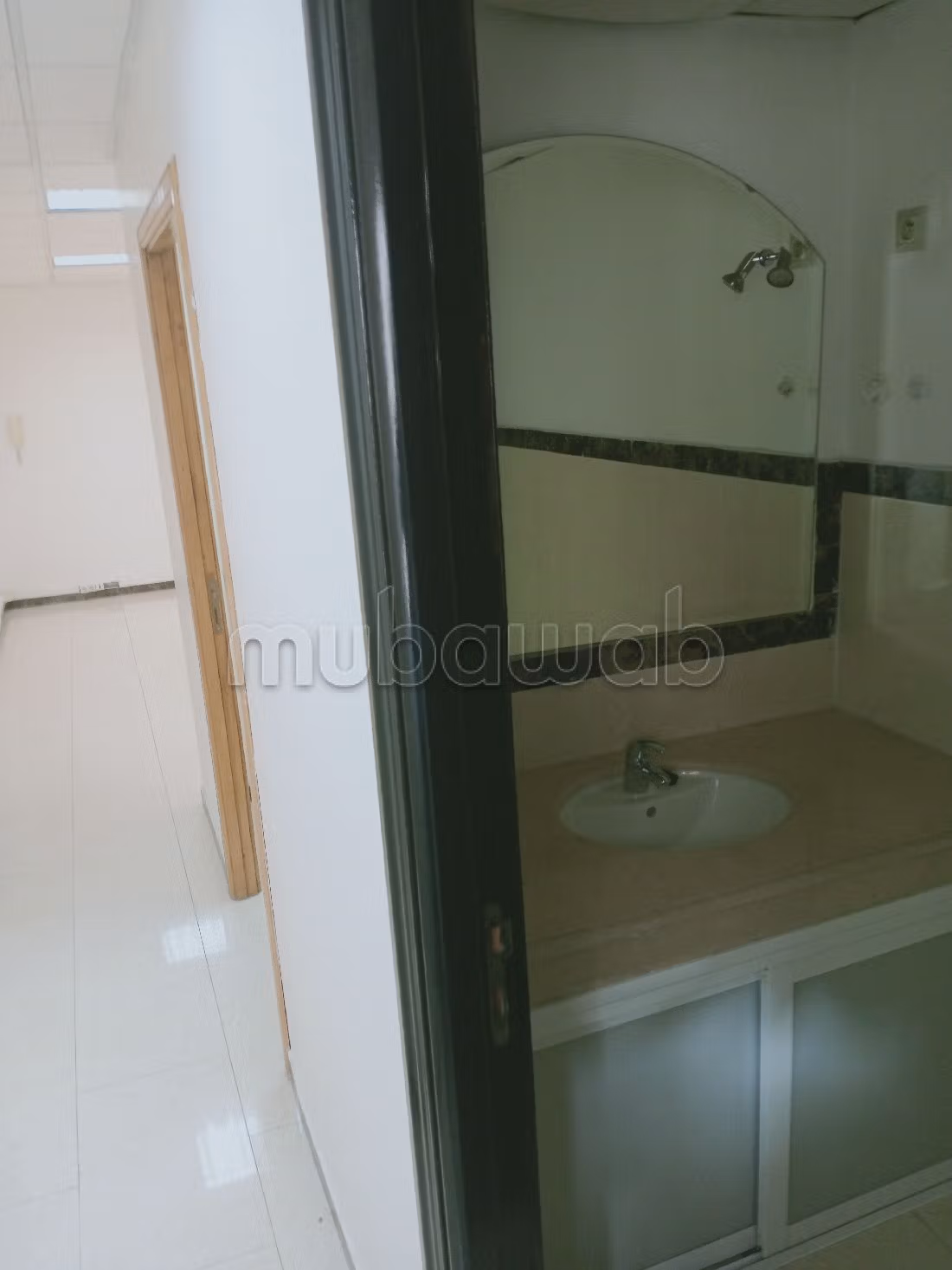Kantoorruimte te huur in Les Hôpitaux. Totale oppervlakte 90 m². Dubbel glas en extra beveiligde deur.