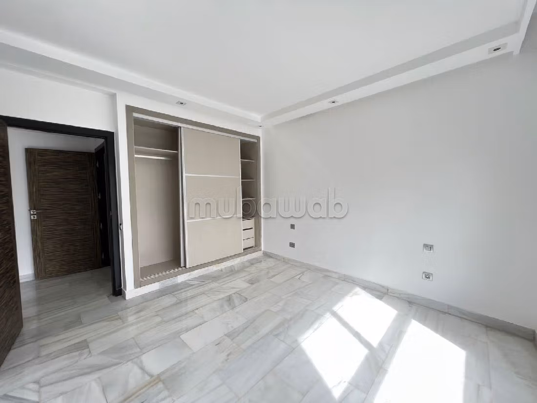 شقة رائعة للبيع ب بوركون الغربي. 3 غرف رائعة. شرفة ومصعد.