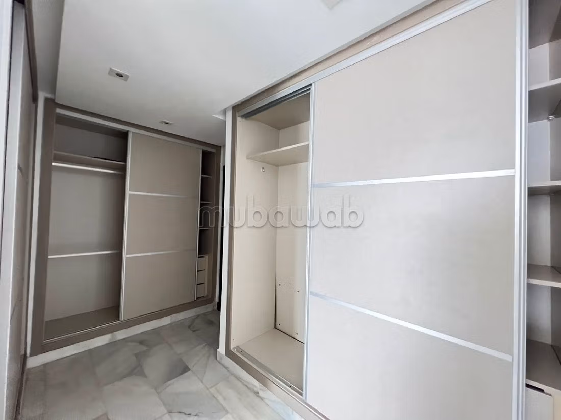 شقة رائعة للبيع ب بوركون الغربي. 3 غرف رائعة. شرفة ومصعد.