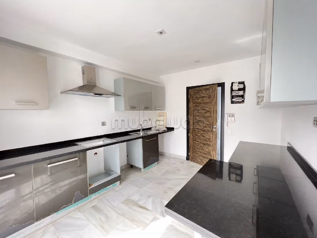 شقة رائعة للبيع ب بوركون الغربي. 3 غرف رائعة. شرفة ومصعد.