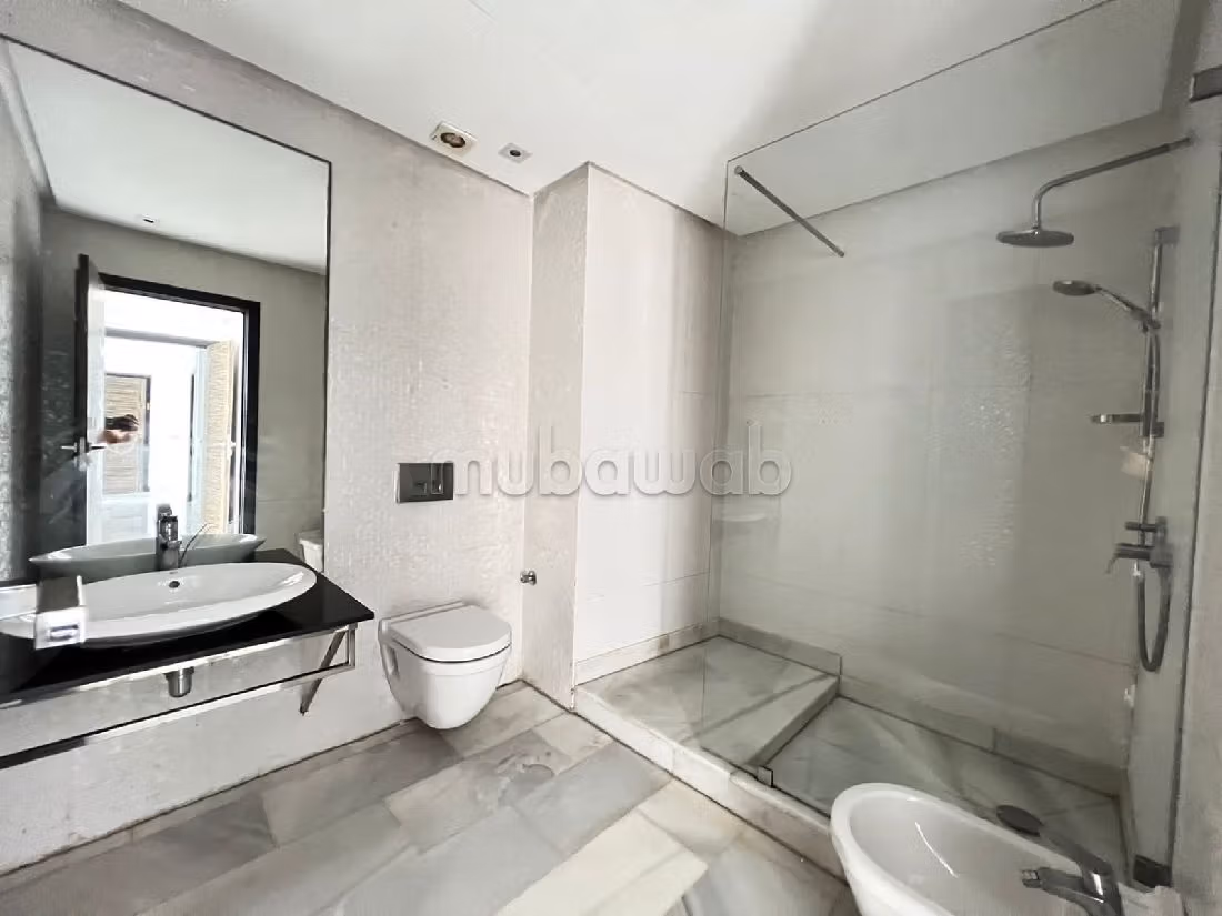 شقة رائعة للبيع ب بوركون الغربي. 3 غرف رائعة. شرفة ومصعد.