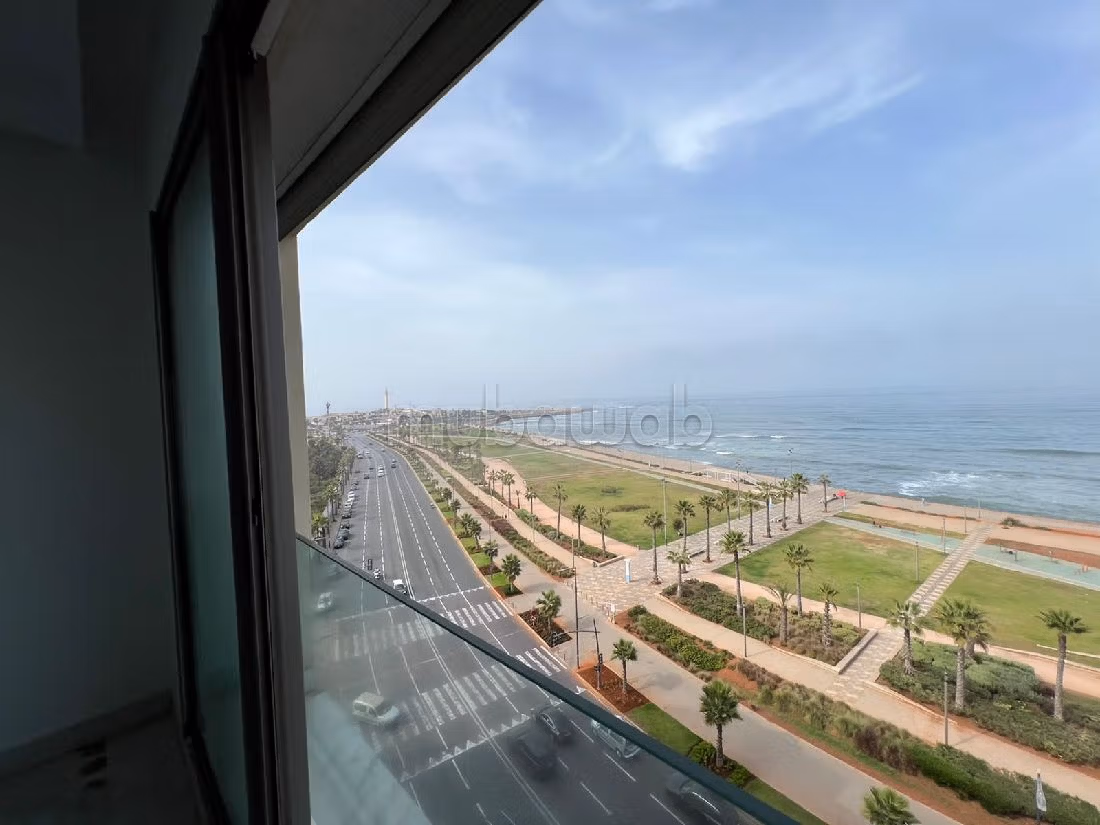 شقة رائعة للبيع ب بوركون الغربي. 3 غرف رائعة. شرفة ومصعد.