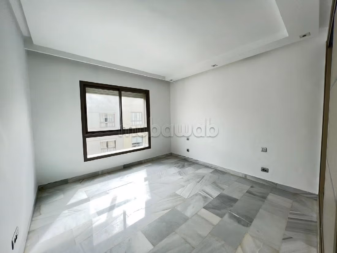 شقة رائعة للبيع ب بوركون الغربي. 3 غرف رائعة. شرفة ومصعد.