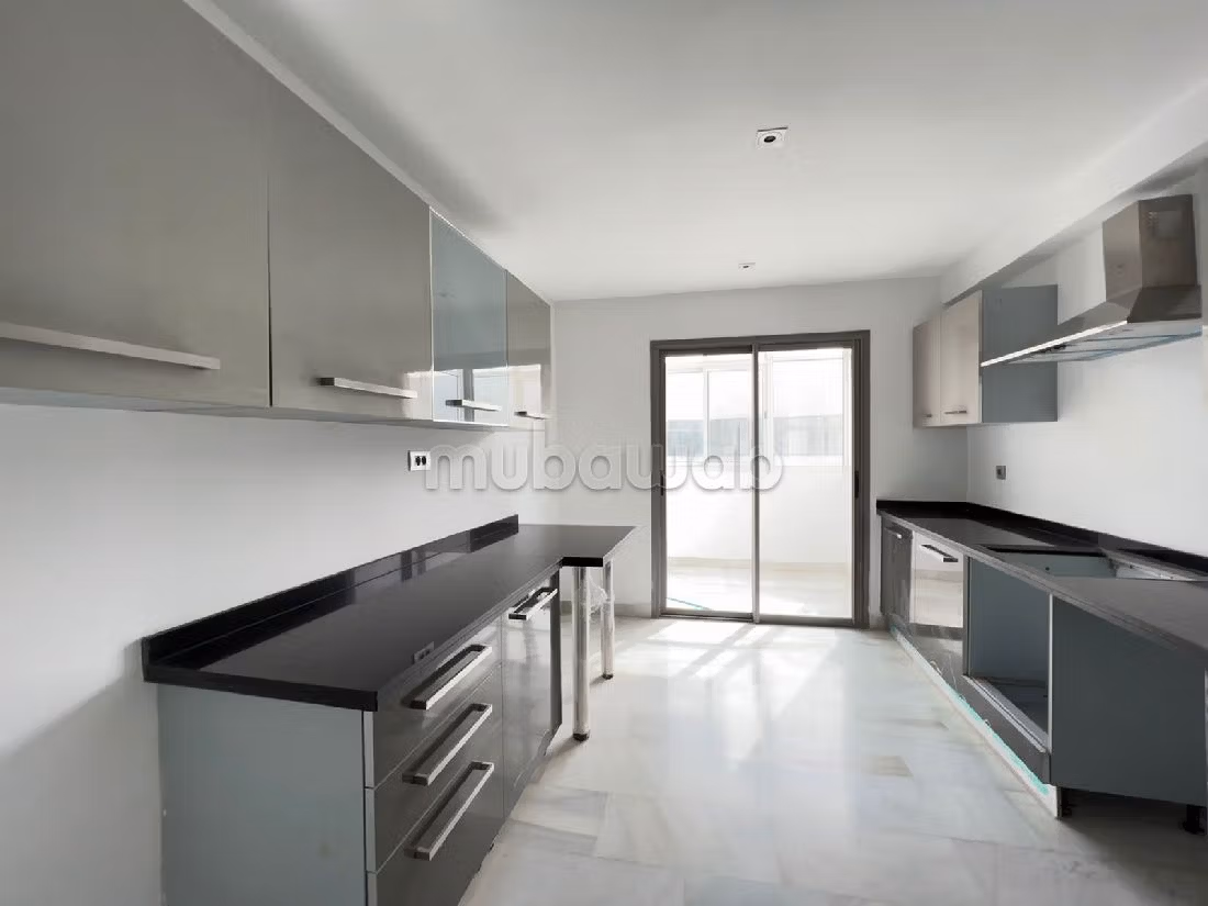 شقة رائعة للبيع ب بوركون الغربي. 3 غرف رائعة. شرفة ومصعد.