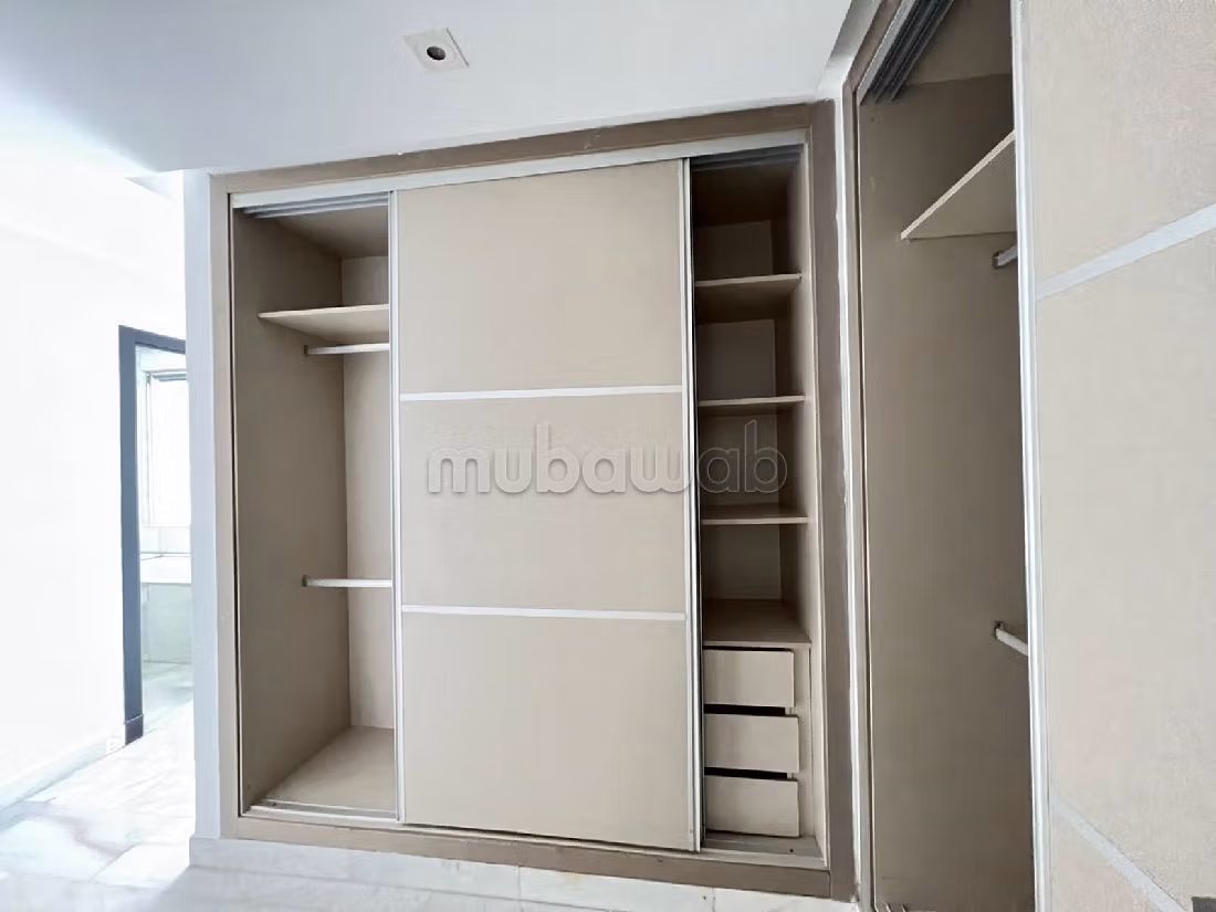 شقة رائعة للبيع ب بوركون الغربي. 3 غرف رائعة. شرفة ومصعد.