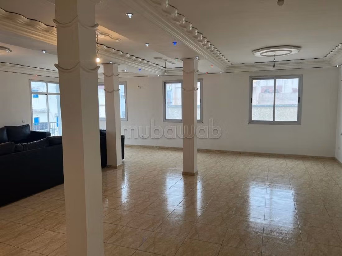 Se vende casa. 16 dormitorios. Armarios.