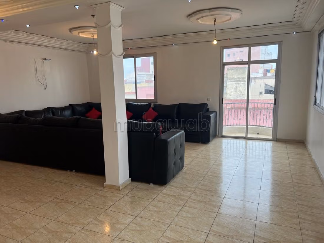 Se vende casa. 16 dormitorios. Armarios.