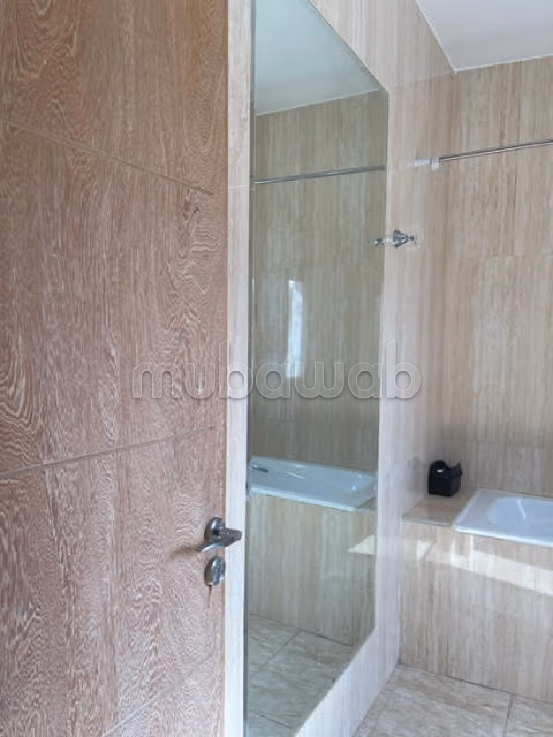 Se vende casa. 16 dormitorios. Armarios.