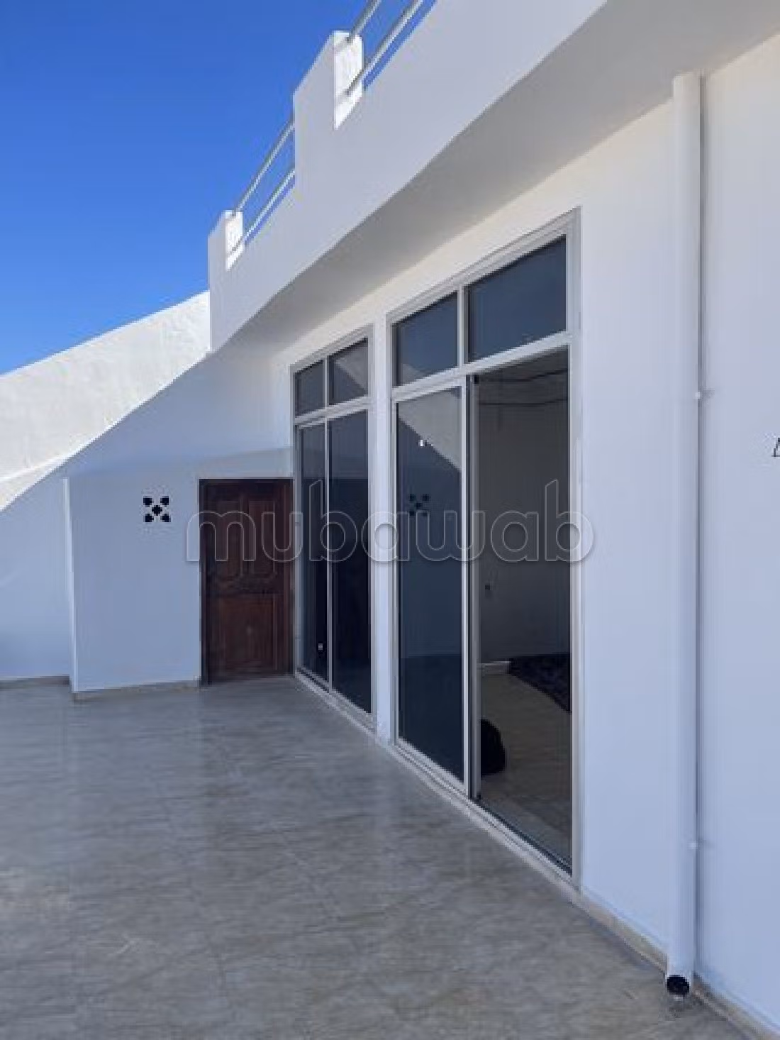 Se vende casa. 16 dormitorios. Armarios.