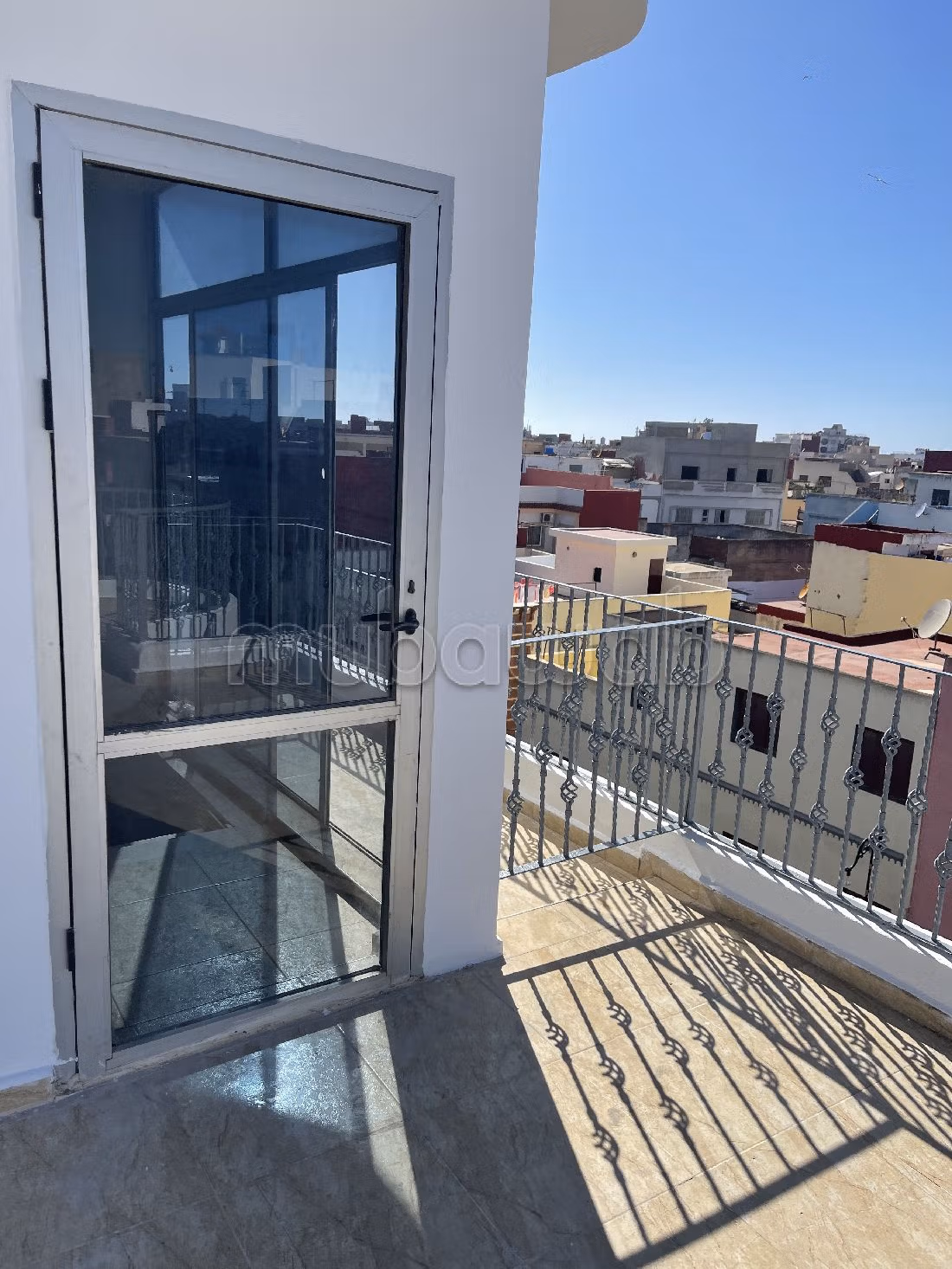 Se vende casa. 16 dormitorios. Armarios.