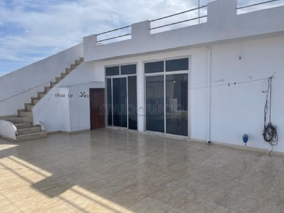 Se vende casa. 16 dormitorios. Armarios.