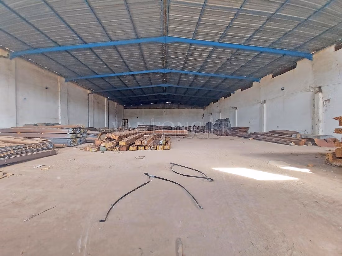 مكاتب ومحلات للكراء ببوسكورة. المساحة الكلية 7000 م²