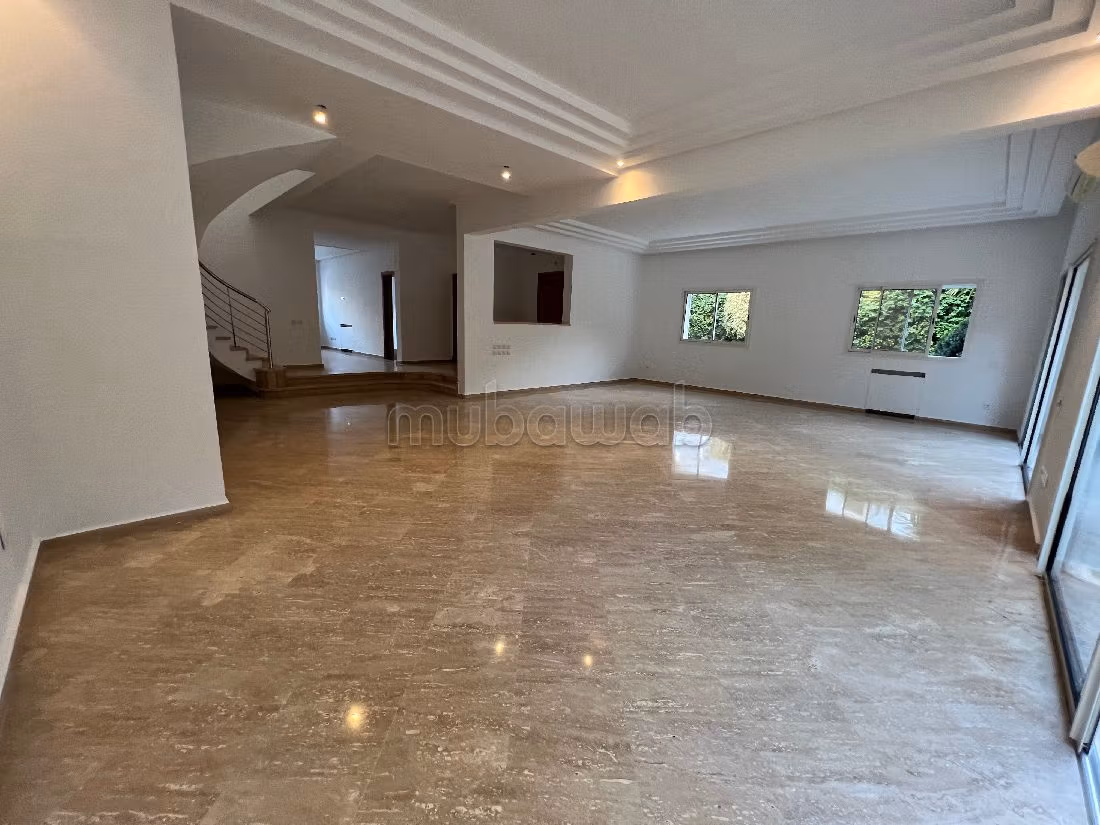 Nu huren: villa's en luxe woningen in Ain Diab Extension. Oppervlakte 450 m². Veel comfort met airconditioning en open haard. 