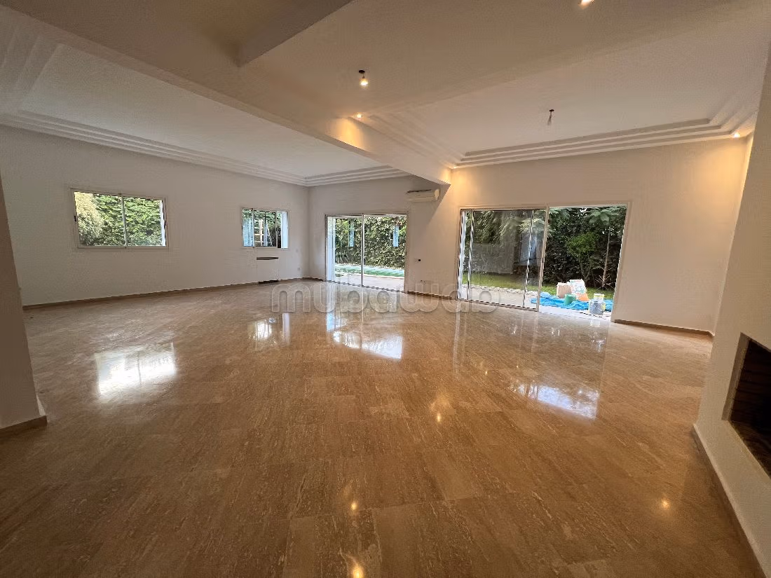 Nu huren: villa's en luxe woningen in Ain Diab Extension. Oppervlakte 450 m². Veel comfort met airconditioning en open haard. 