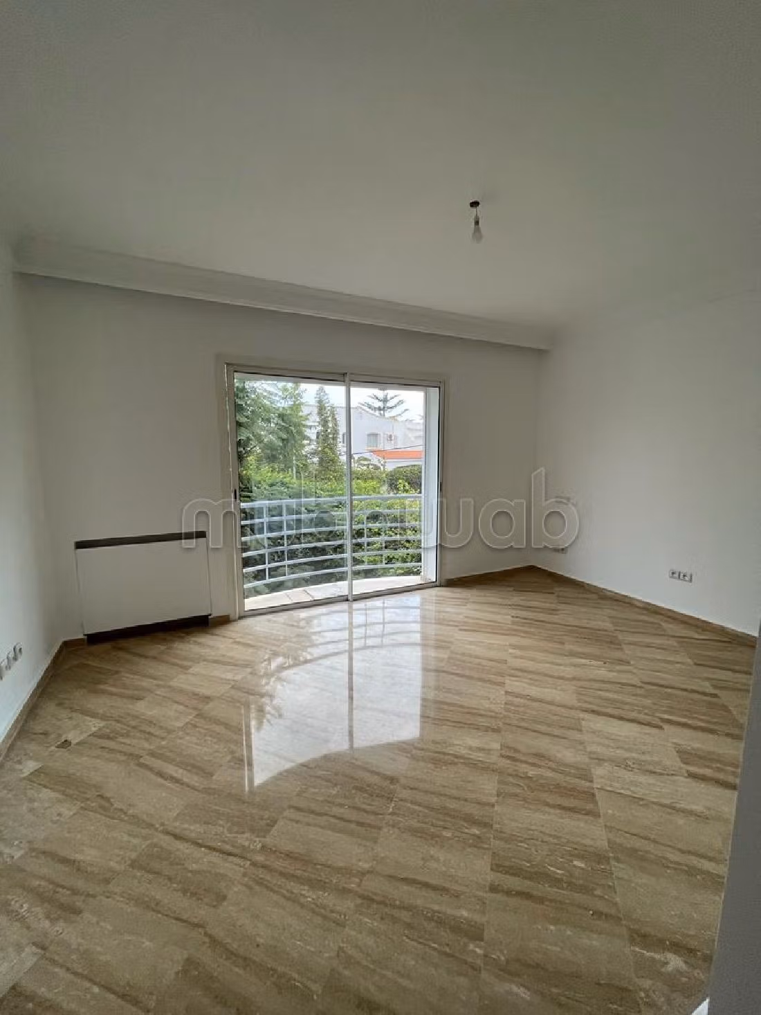 Nu huren: villa's en luxe woningen in Ain Diab Extension. Oppervlakte 450 m². Veel comfort met airconditioning en open haard. 