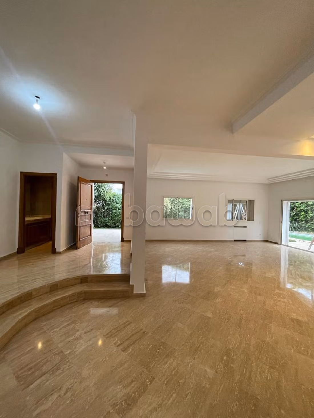 Nu huren: villa's en luxe woningen in Ain Diab Extension. Oppervlakte 450 m². Veel comfort met airconditioning en open haard. 