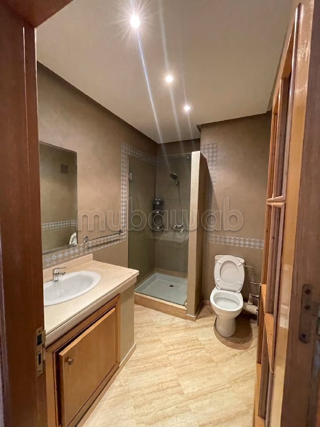 Nu huren: villa's en luxe woningen in Ain Diab Extension. Oppervlakte 450 m². Veel comfort met airconditioning en open haard. 