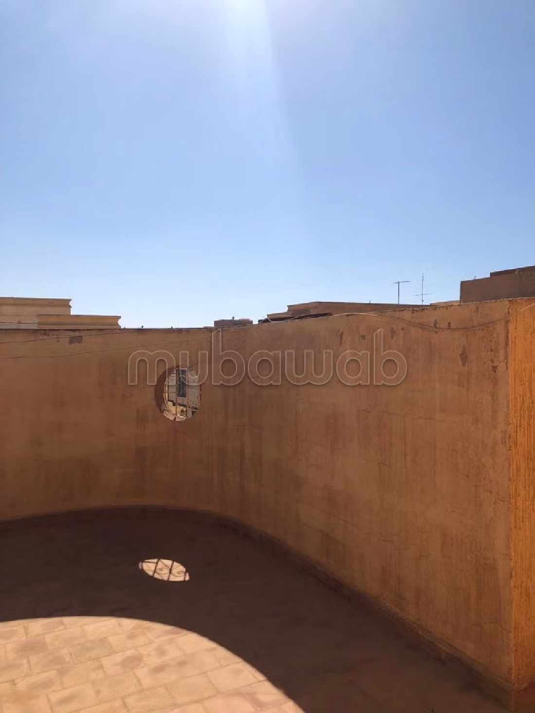 بيع منزل ممتاز ب CGI. 4 غرف. صالة تقليدية ونظام طبق الأقمار الصناعية.