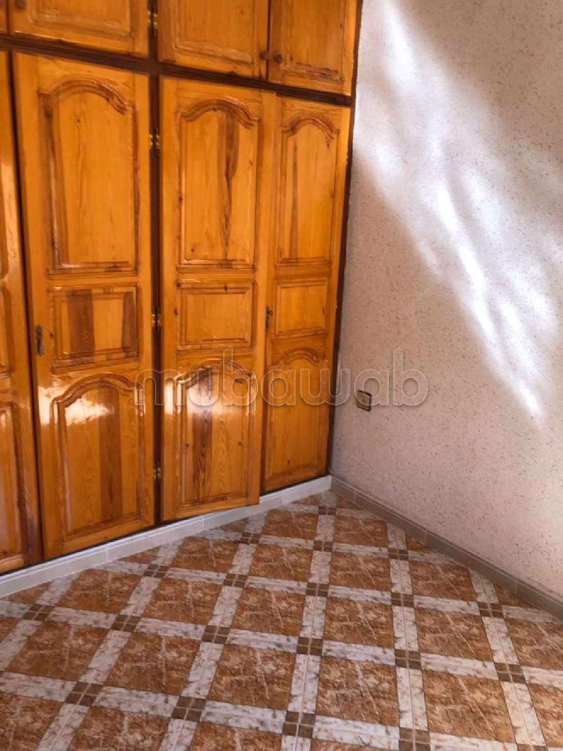 بيع منزل ممتاز ب CGI. 4 غرف. صالة تقليدية ونظام طبق الأقمار الصناعية.