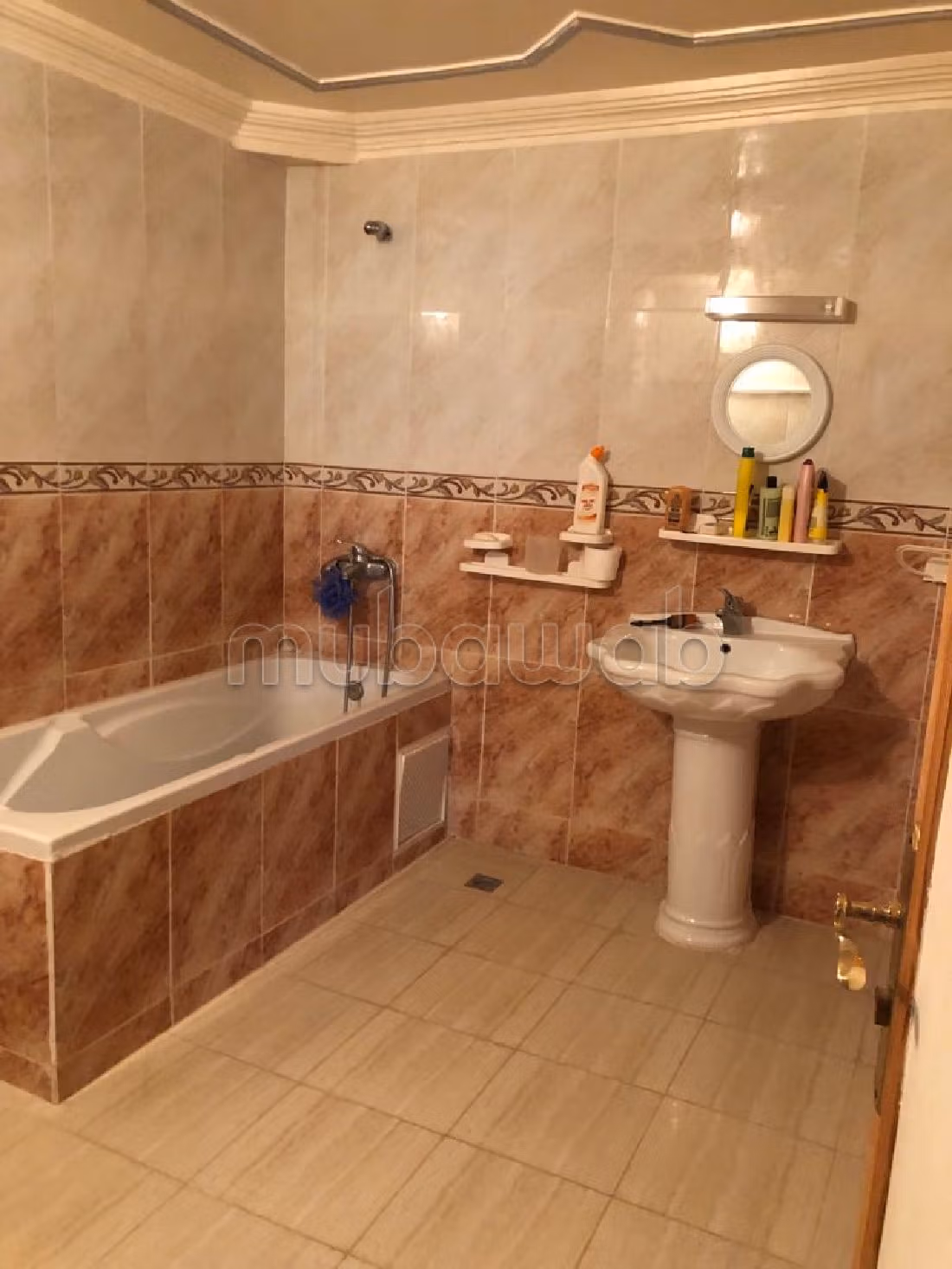 بيع منزل ممتاز ب CGI. 4 غرف. صالة تقليدية ونظام طبق الأقمار الصناعية.