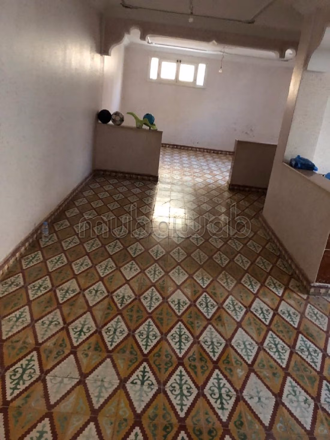 بيع منزل ممتاز ب CGI. 4 غرف. صالة تقليدية ونظام طبق الأقمار الصناعية.