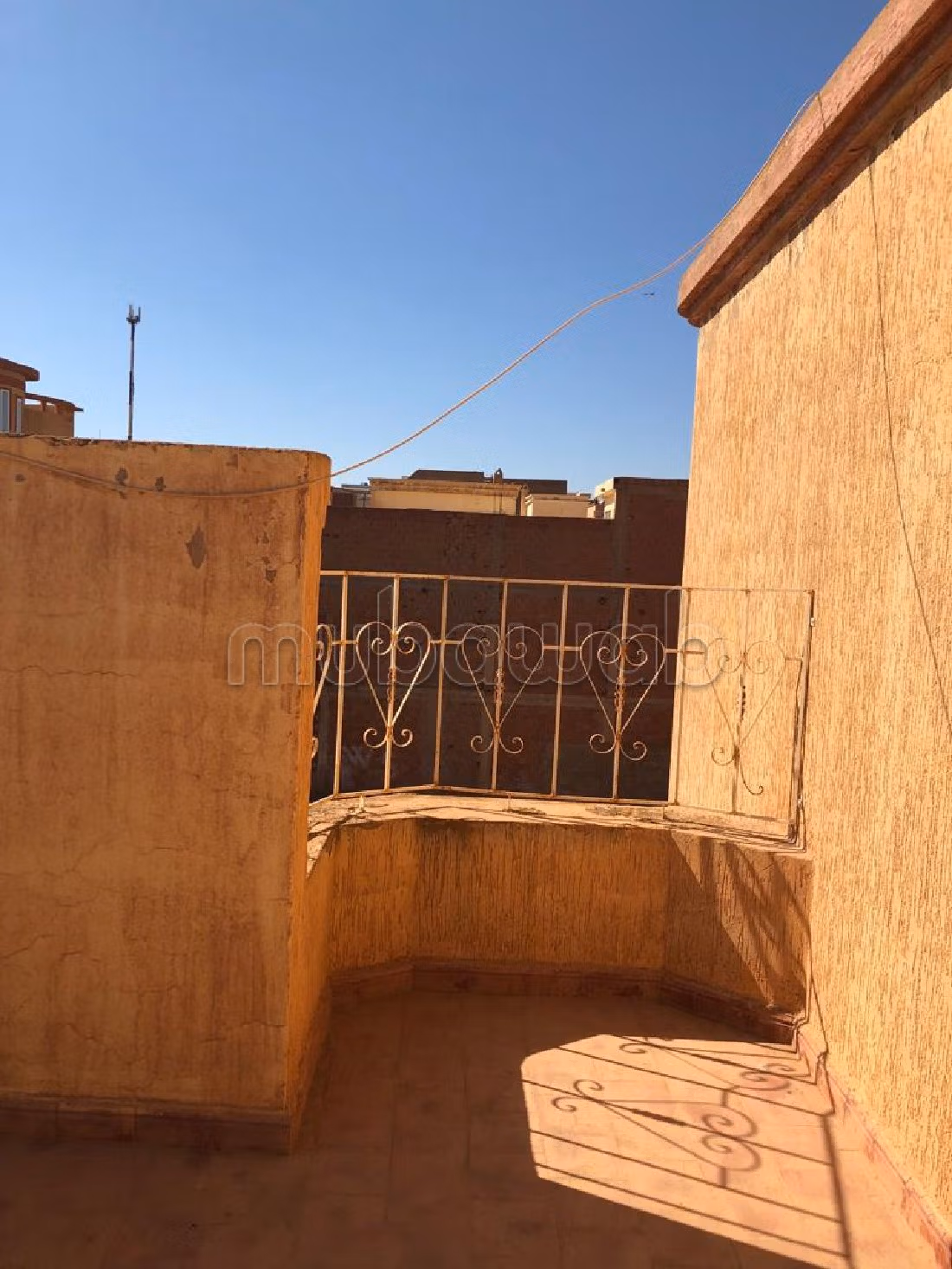 بيع منزل ممتاز ب CGI. 4 غرف. صالة تقليدية ونظام طبق الأقمار الصناعية.