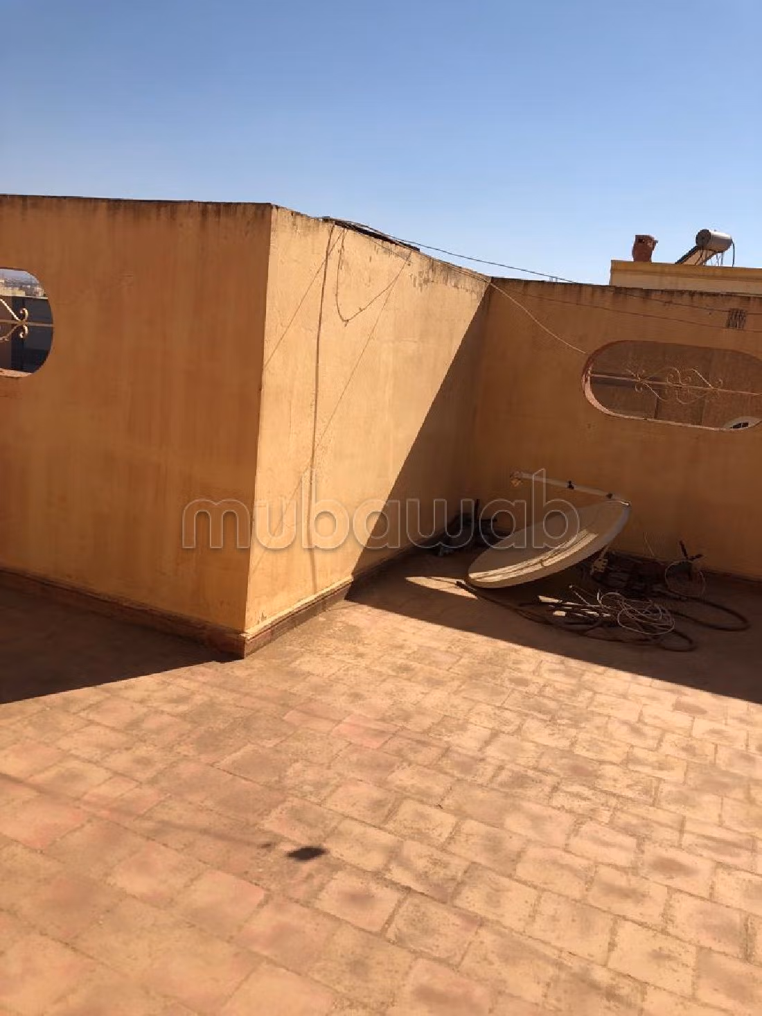 بيع منزل ممتاز ب CGI. 4 غرف. صالة تقليدية ونظام طبق الأقمار الصناعية.