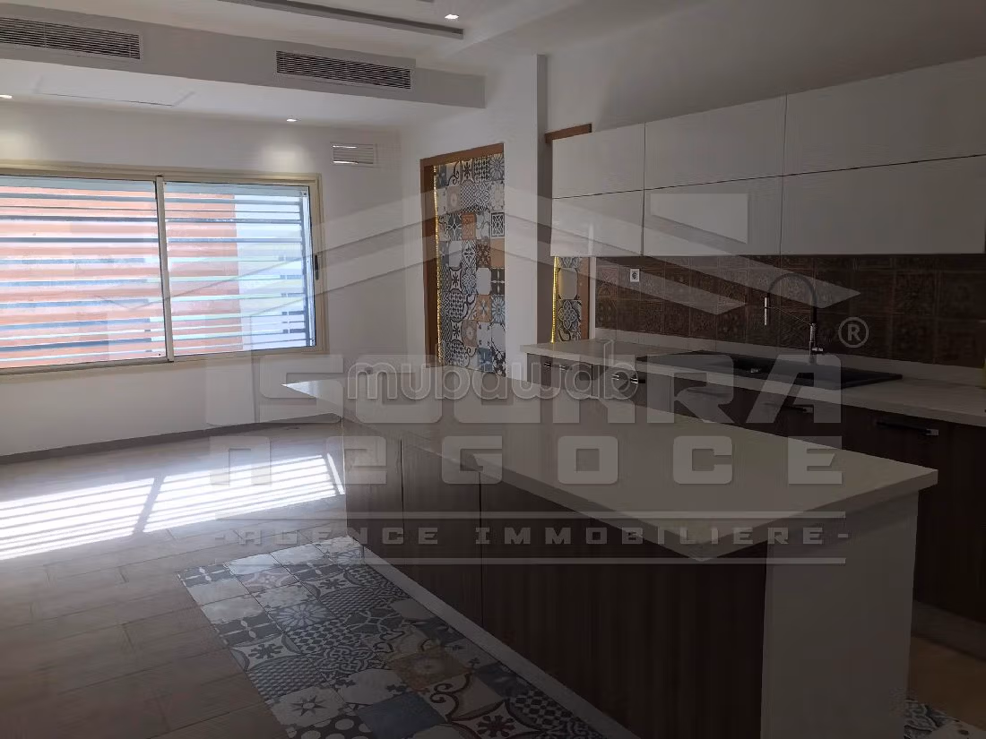 فيلا فخمة للبيع ب سكرة. المساحة 1 م². شرفة ومصعد. 