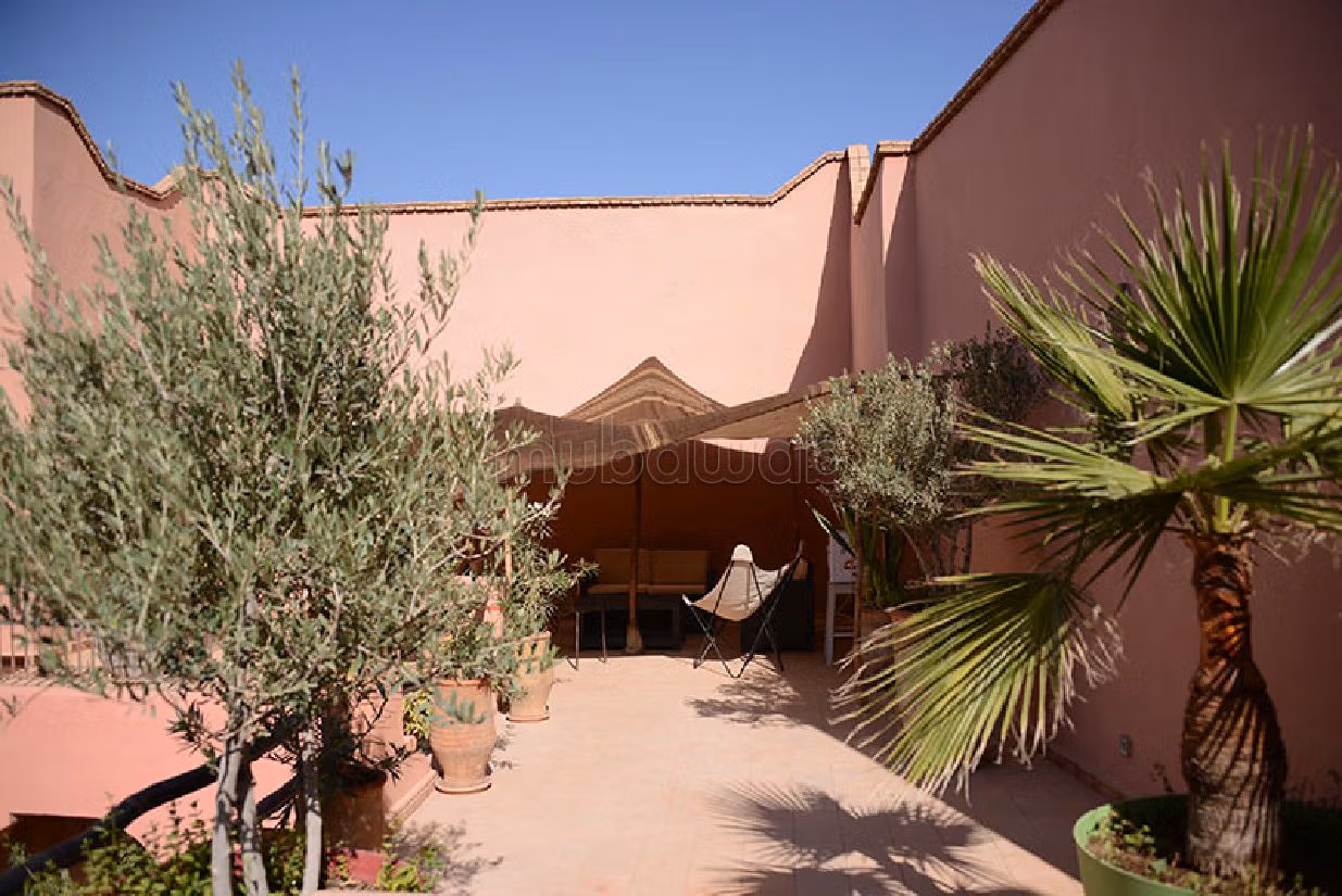Vendita di uno splendido riad a Assarag. 9 ampi locali. Salotto tradizionale marocchino. 