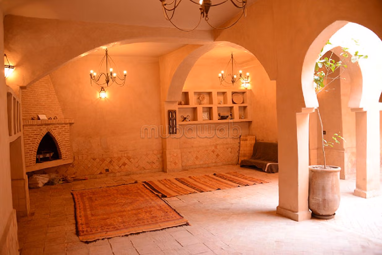 Vendita di uno splendido riad a Assarag. 9 ampi locali. Salotto tradizionale marocchino. 