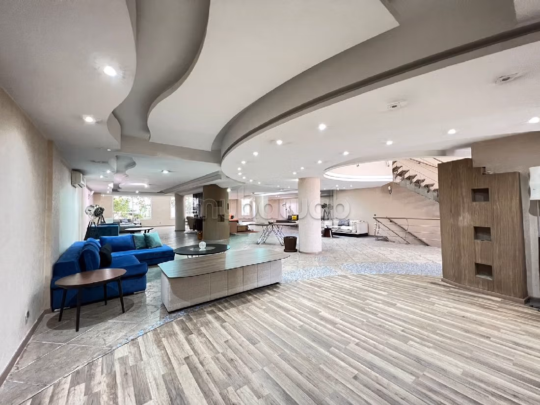 Te huur: commercieel vastgoed in Racine. Totale oppervlakte 625 m². Centrale verwarming en beveiligde deur.